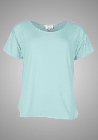 Freigestellte Ansicht des T-Shirts "Betzi" in Turquoise, die die hochwertige Verarbeitung und den lockeren Schnitt klar zur Geltung bringt.