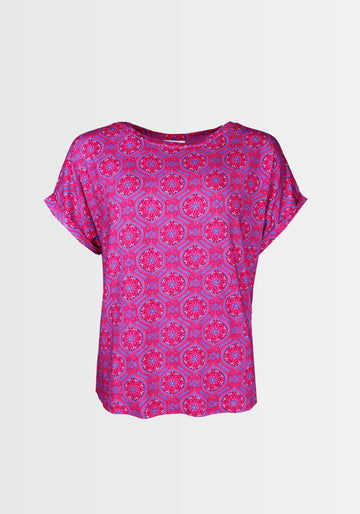 Detailansicht des kunstvollen Mandala-Prints auf dem „Vroni“ Shirt in Himbeerrot. Die harmonischen Ornamente verleihen dem Oberteil eine unverwechselbare, stilvolle Note und machen es zu einem echten Hingucker.

