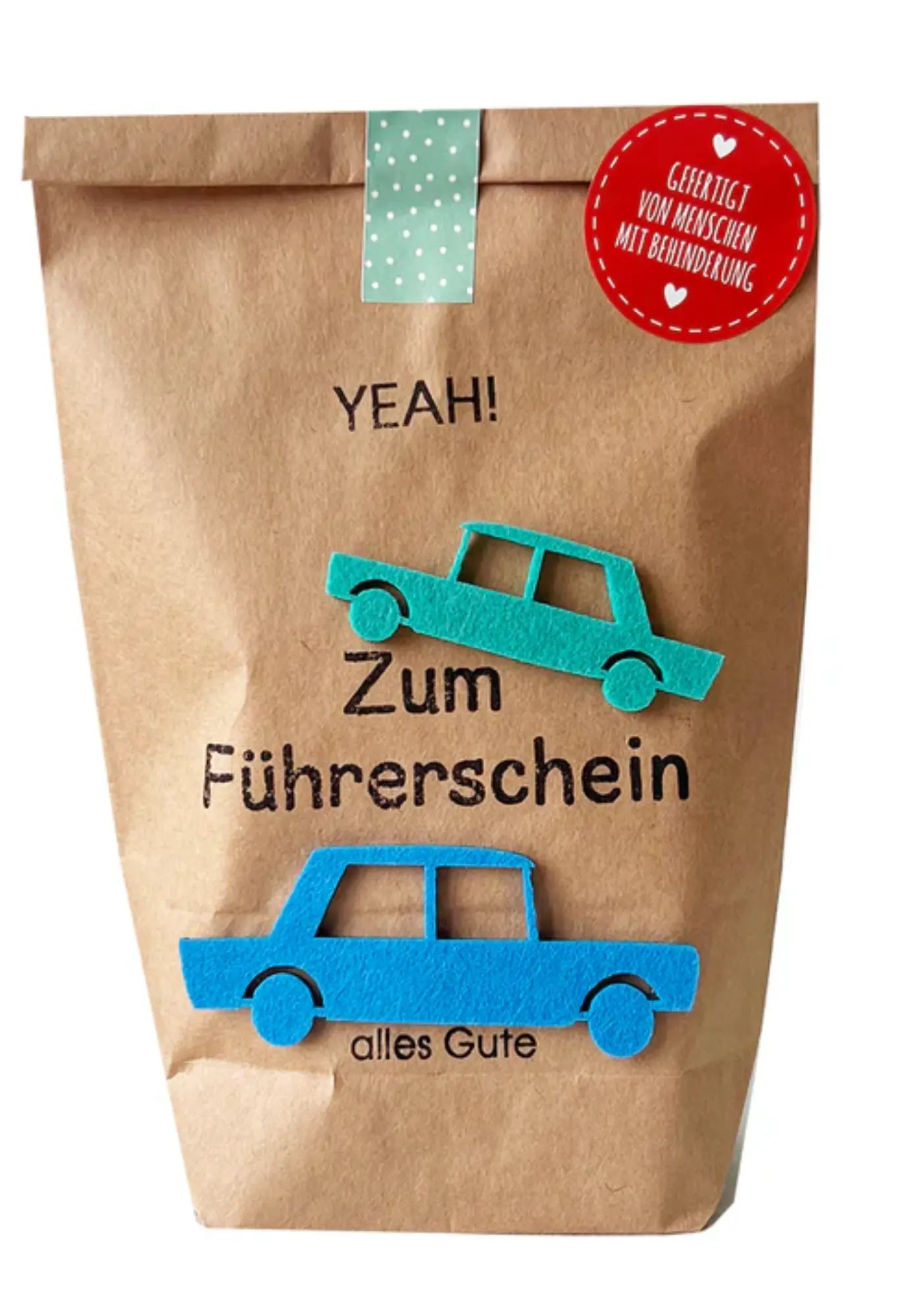 Handgefertigte "Yeah - zum Führerschein alles Gute" Wundertüte mit liebevollen Überraschungen wie Beifahrer-Gästebuch, Strafzettelblock, Schutzengel und Schlüsselanhänger für frischgebackene Autofahrer.