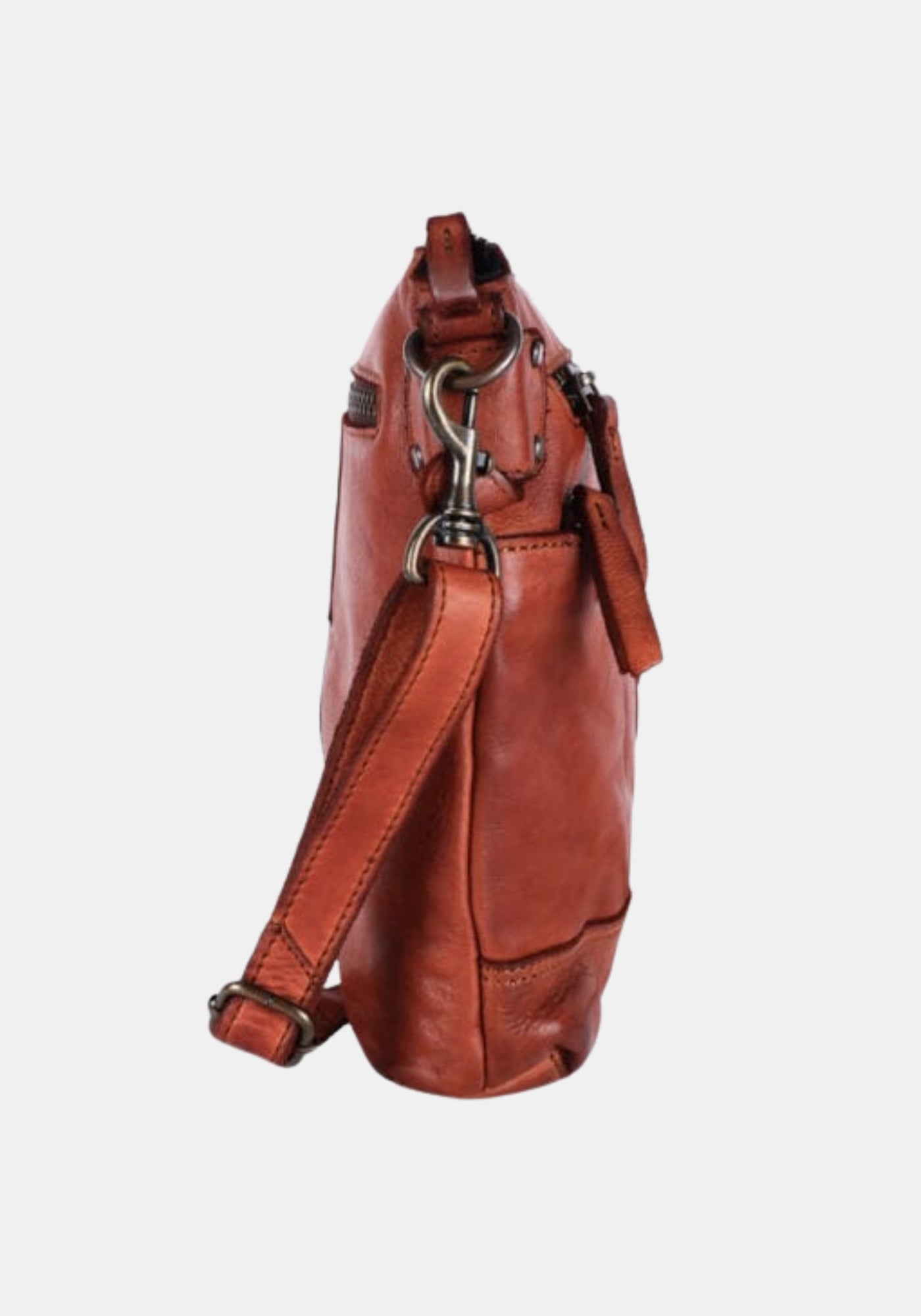 Umhängetasche Isalie Harbour 2nd gezeigt aus gewaschenem Rindleder | charming cognac | handgefertigt | Linksprofil