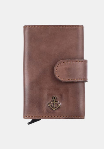 Frontansicht der geschlossenen Geldbörse Robin 2 in Chocolate Brown mit sichtbarem Anker‑Emblem und Druckknopfverschluss