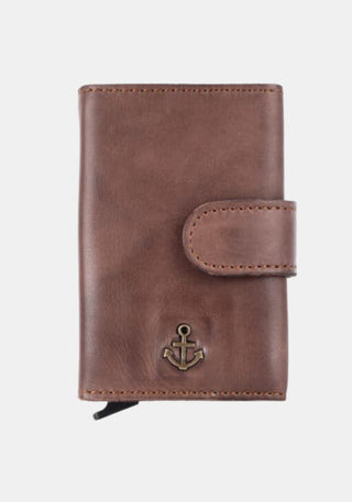 Frontansicht der geschlossenen Geldbörse Robin 2 in Chocolate Brown mit sichtbarem Anker‑Emblem und Druckknopfverschluss