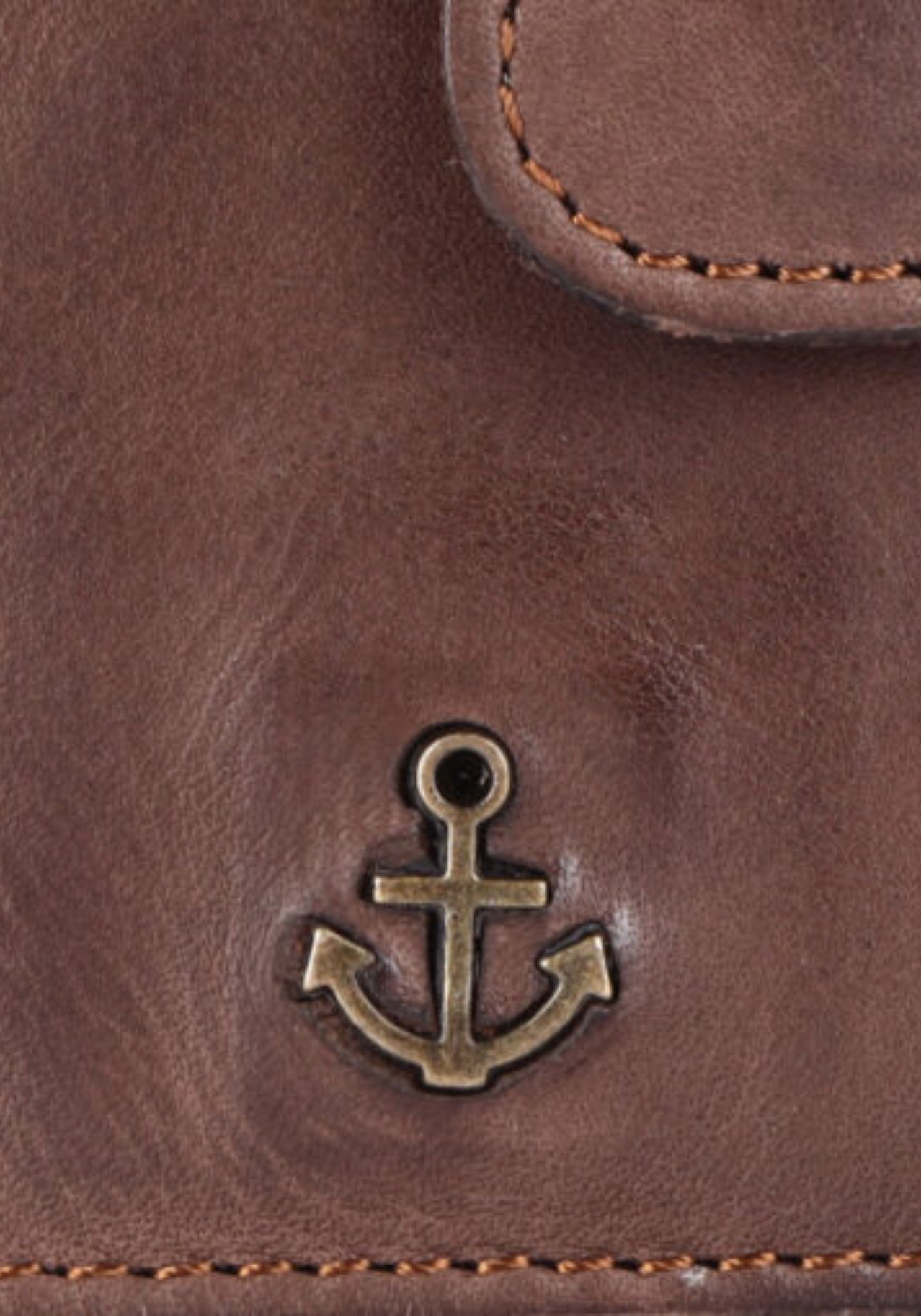 Nahaufnahme des Anker‑Emblems auf der Vorderseite der Geldbörse Robin 2 in Chocolate Brown