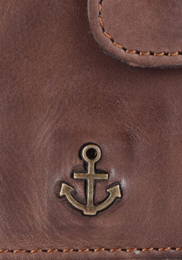 Nahaufnahme des Anker‑Emblems auf der Vorderseite der Geldbörse Robin 2 in Chocolate Brown