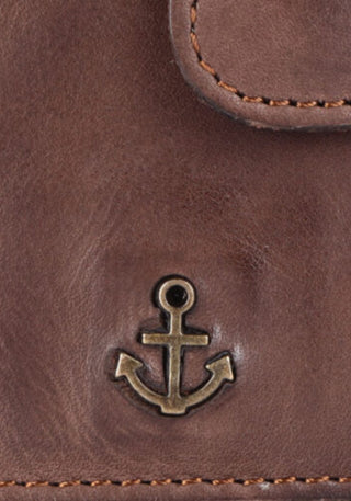 Nahaufnahme des Anker‑Emblems auf der Vorderseite der Geldbörse Robin 2 in Chocolate Brown