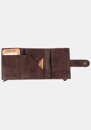 Geöffnete Harbour 2nd Geldbörse Robin 2 in Chocolate Brown – Innenansicht mit diagonaler Stecktasche und mehreren Kartenfächern