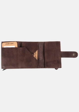 Geöffnete Harbour 2nd Geldbörse Robin 2 in Chocolate Brown – Innenansicht mit diagonaler Stecktasche und mehreren Kartenfächern