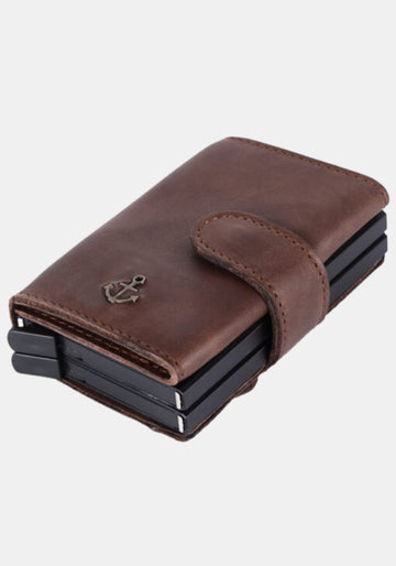 Schrägansicht der geschlossenen Geldbörse Robin 2 in Chocolate Brown – Blick auf das Anker‑Emblem und den Druckknopfverschluss