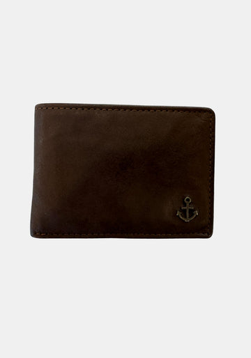 Frontansicht der geschlossenen Geldbörse Thorin in Chocolate Brown mit kleinem Anker‑Emblem am Vorderflügel